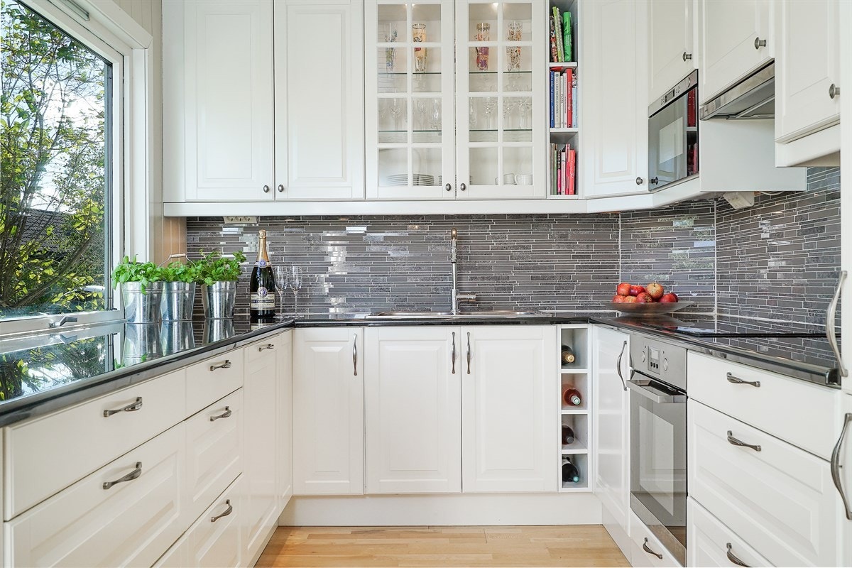 Lekkert kjøkken fra 2011 med stenplate Galleribilde