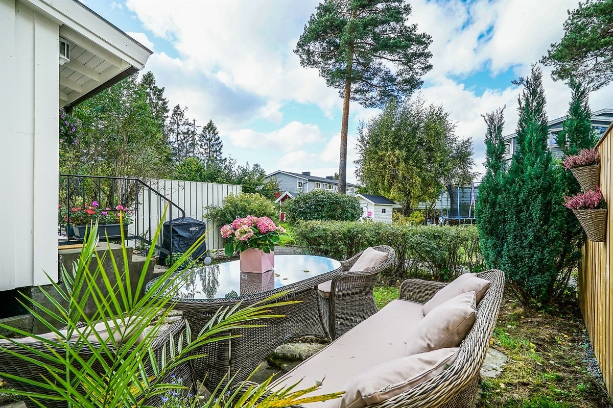 Hyggelig uteplass med kveldssol Galleribilde