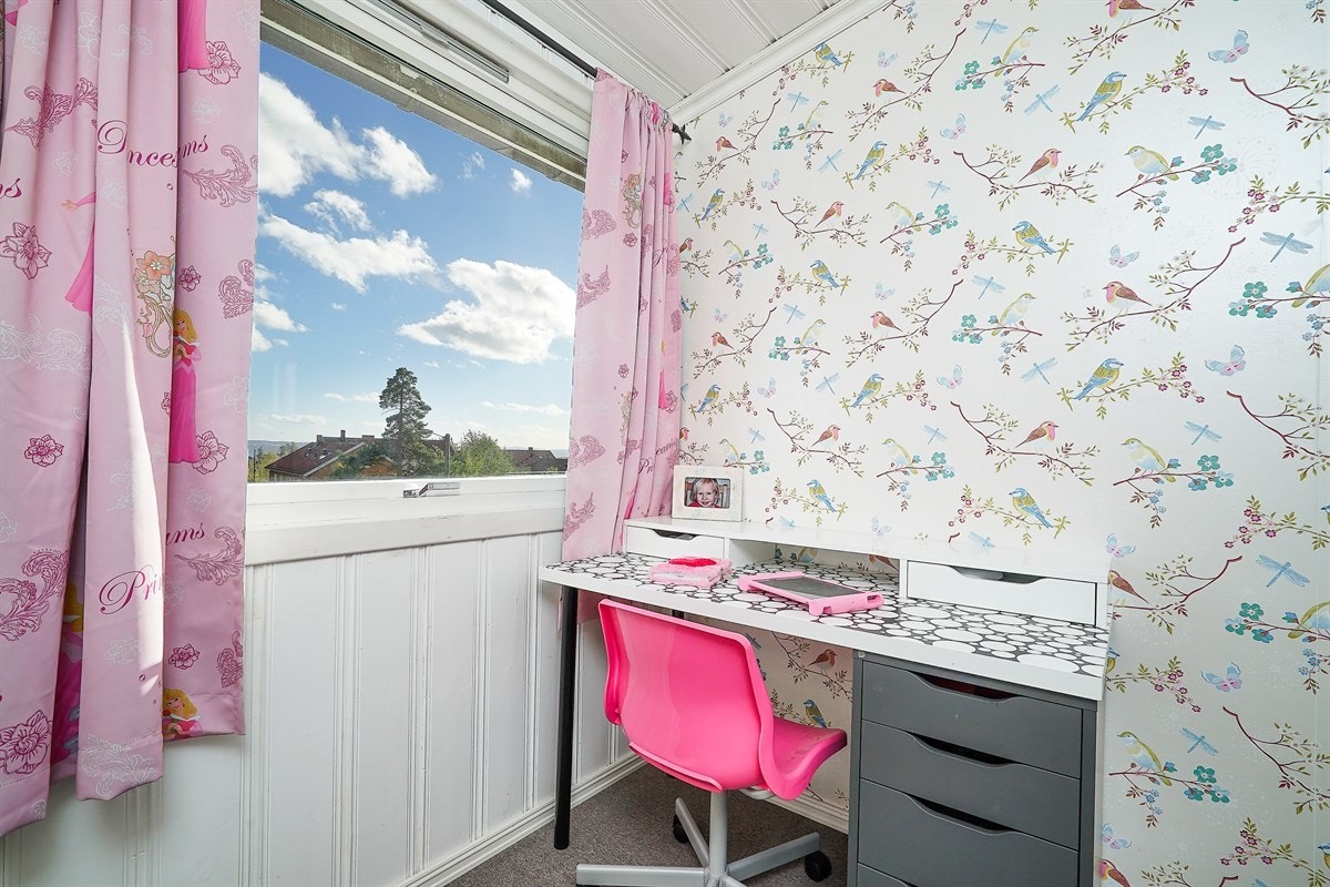 Soverom 2 med god plass til pult Galleribilde