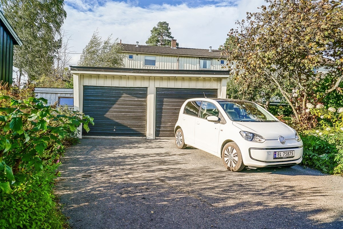 Garasje med biloppstiling foran. Mulighet for lading av elbil Galleribilde