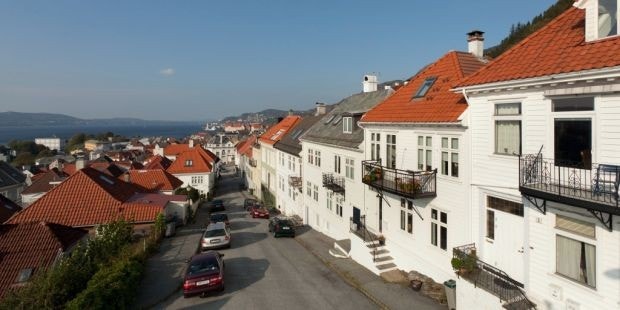 hus til venstre ved grønn lykt Galleribilde