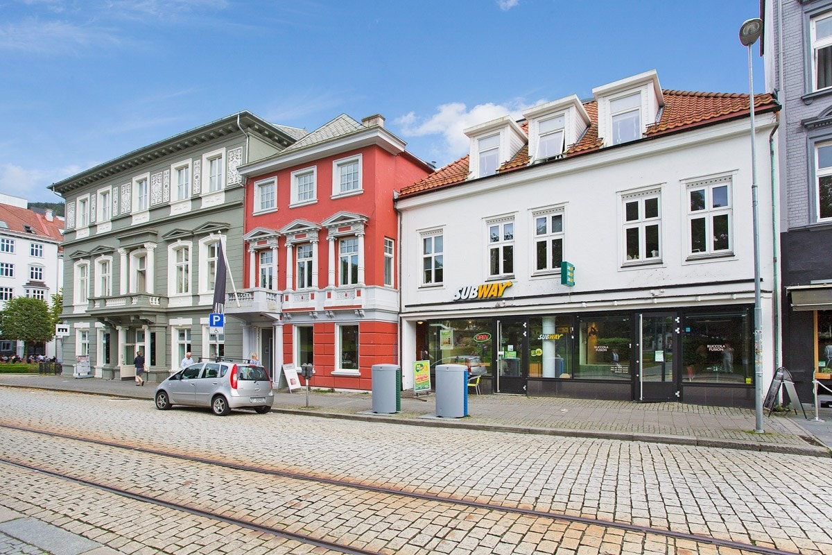 Det er sentral beliggenhet samtidig som leiligheten ligger tilbaketrukket i bygget. Galleribilde