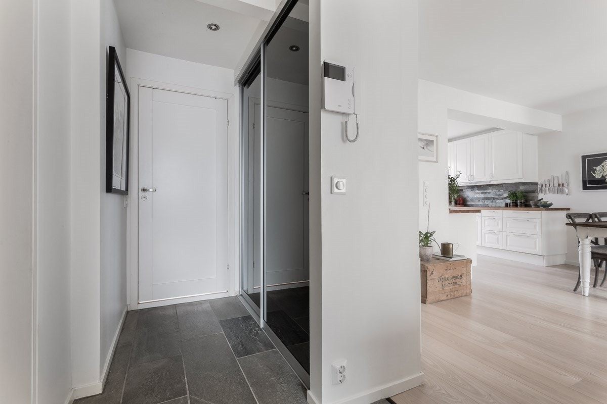 Stor skyvedørsgarderobe i entréen, god plass til oppbevaring av yttertøy. Galleribilde
