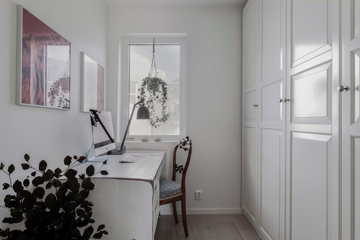 God plass til store garderobeskap i gjesterommet. Galleribilde