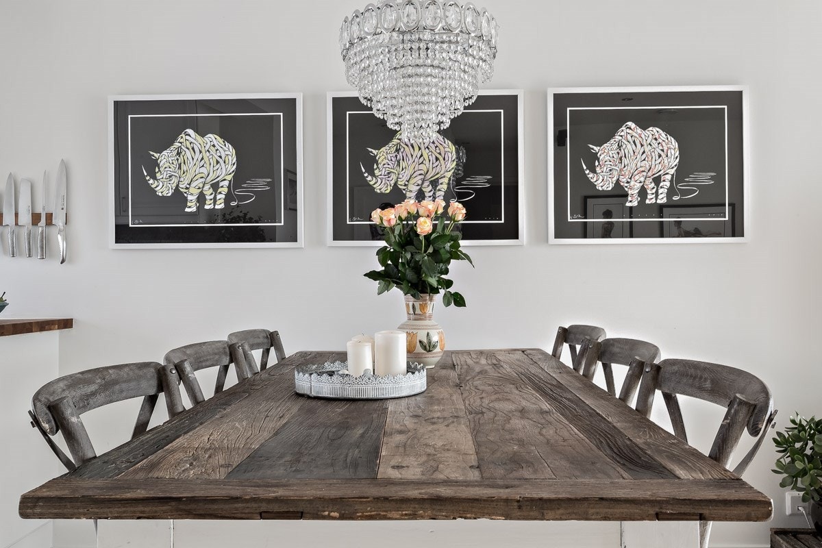 God plass til spisebordsavdeling og stor sofagruppe. Galleribilde