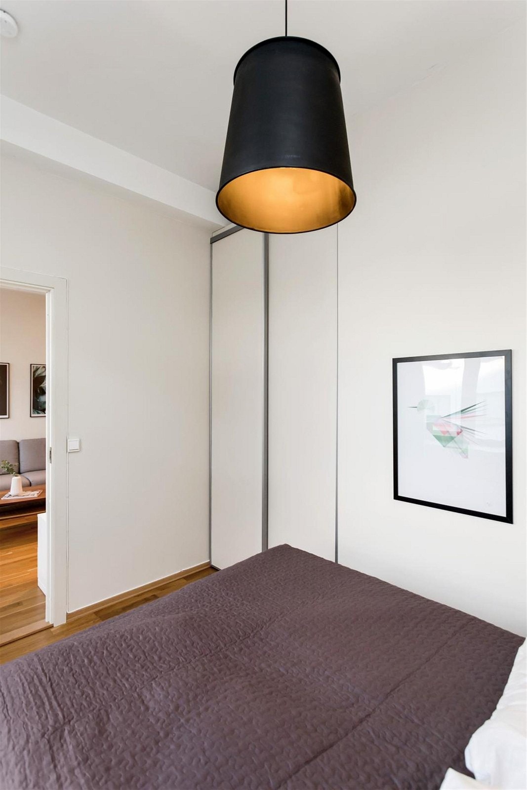 På soverommet er det skyvedørsgarderobe med god oppbevaringsplass. Galleribilde