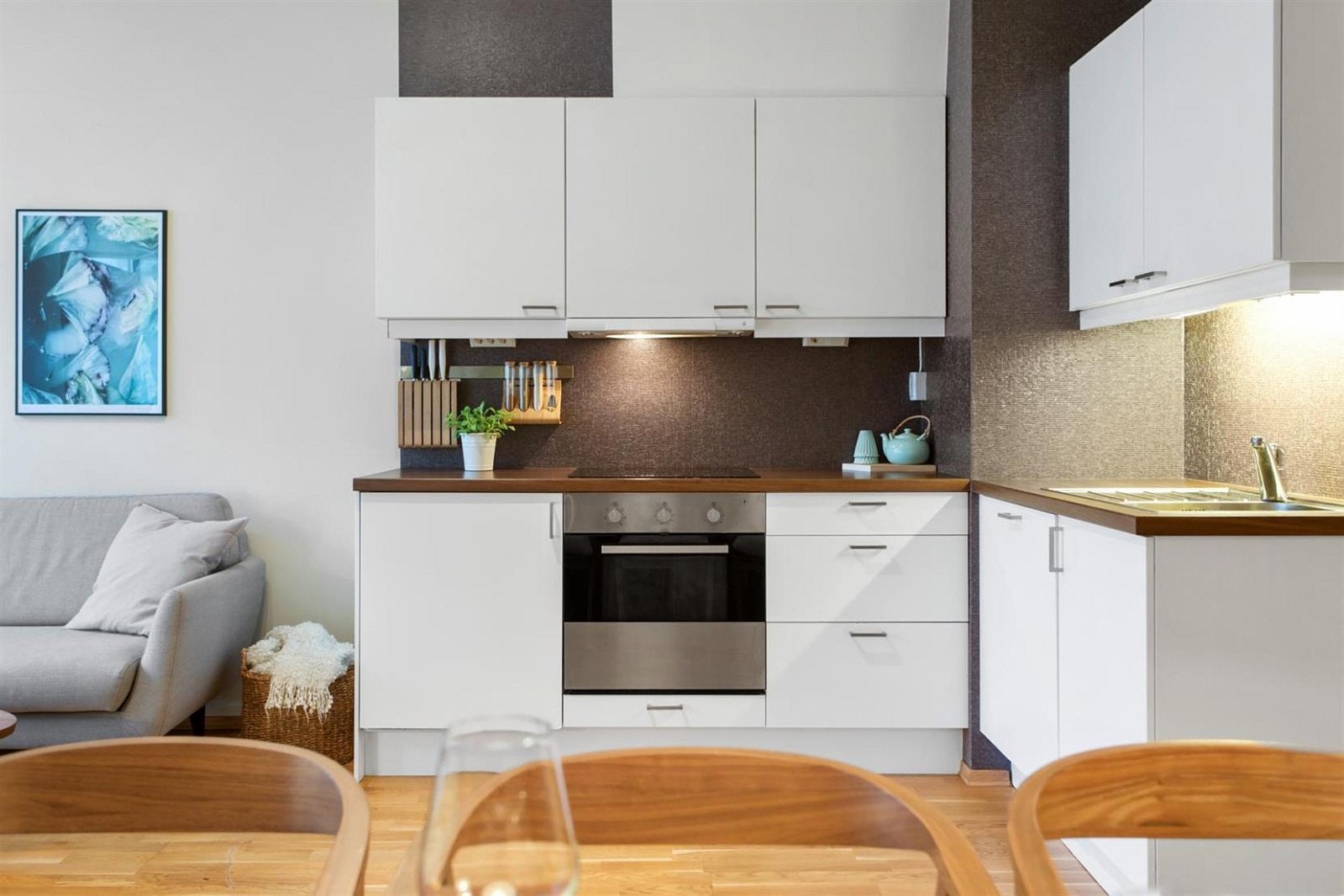 Kjøkkenet er levert av IKEA og er i hvit med mørk laminat benkeplate. Galleribilde