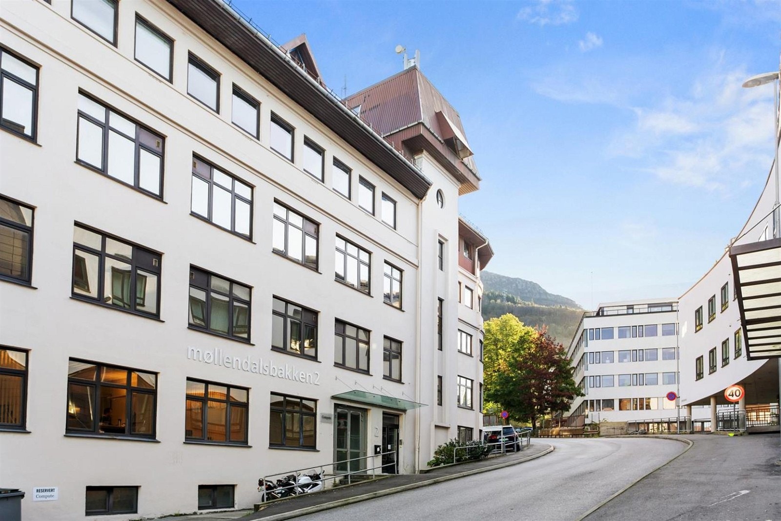 Leiligheten ligger i tredje etasje av bygget og det er heis opp til etasjen. I nabobygget finner du dagligvarebutikk og den nye kunsthøyskolen er like nede i bakken. Galleribilde