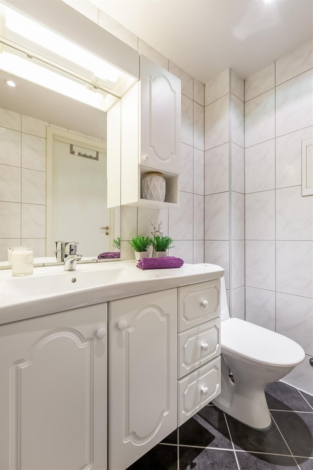 Baderommet er utstyrt med wc, romslig innredning, varmekabler... Galleribilde