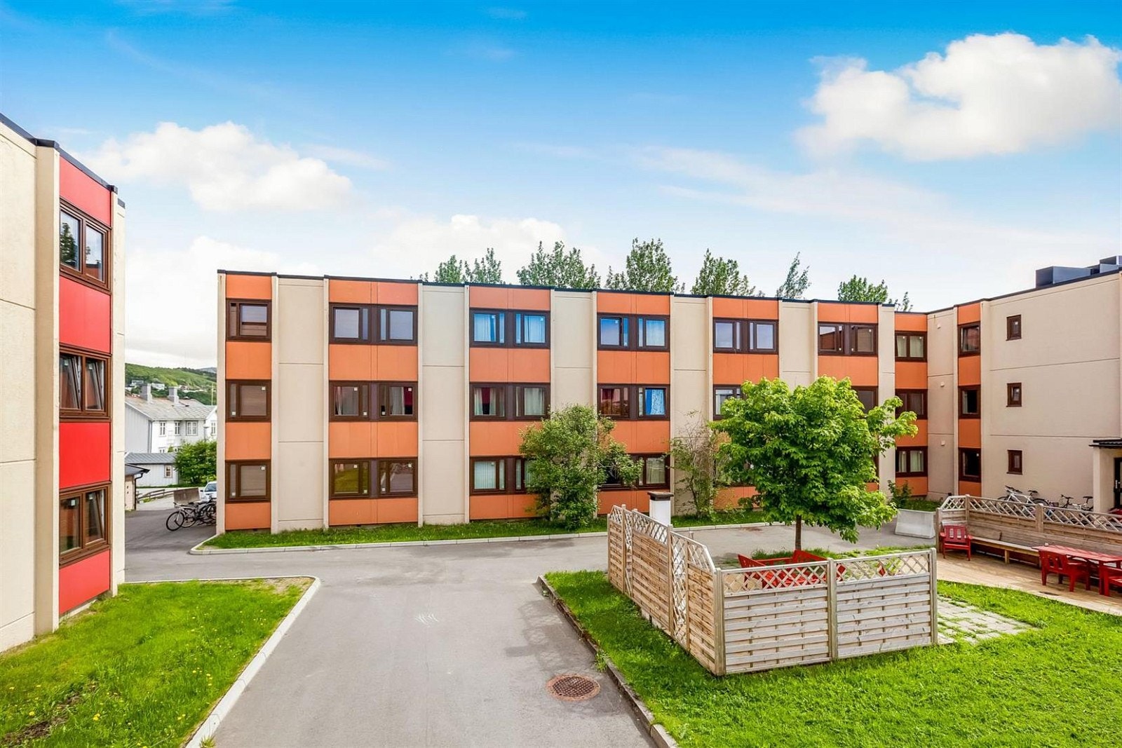 Flotte uteområder som i pr. dd. er preget av ferdigstillelse av nabobygget. Galleribilde