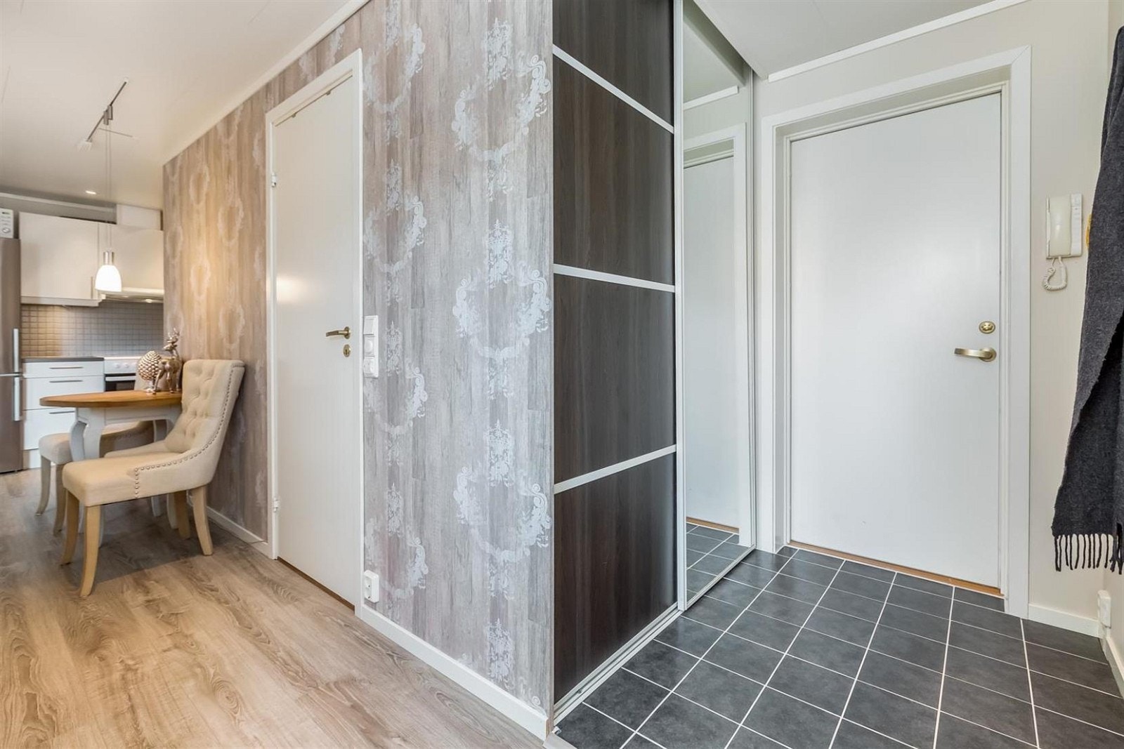 Romslig og pen gang med skyvedørsgarderobe. Galleribilde