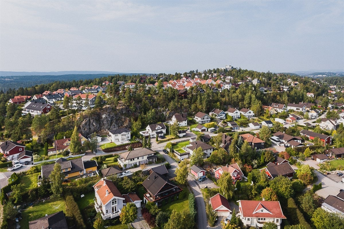 Rett i nærheten finnes både barneskole, barnehager og idrettsanlegg, samt jernbanestasjon med hyppige avganger til Oslo med lokaltoget. Galleribilde