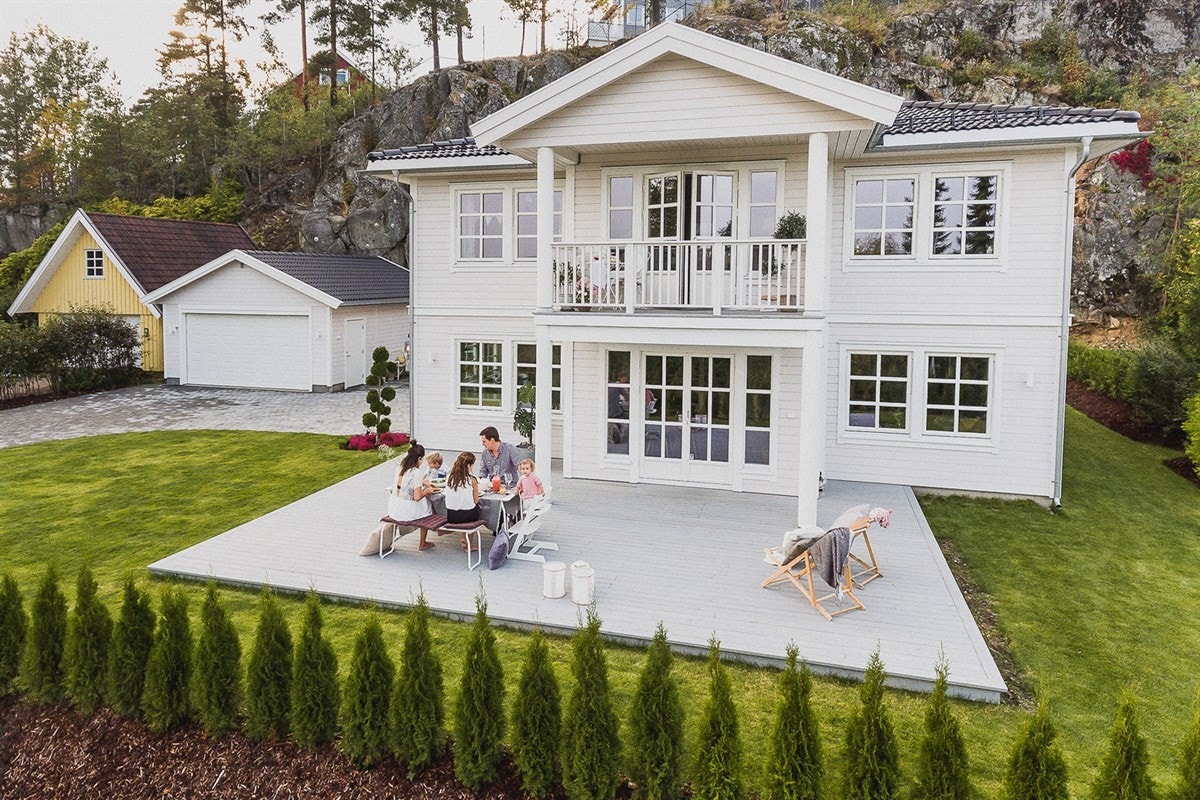 Dobbel garasje (ca. BRA33m2) med sportsbod (ca. BRA11m2) oppført med støpt såle i betong. Galleribilde