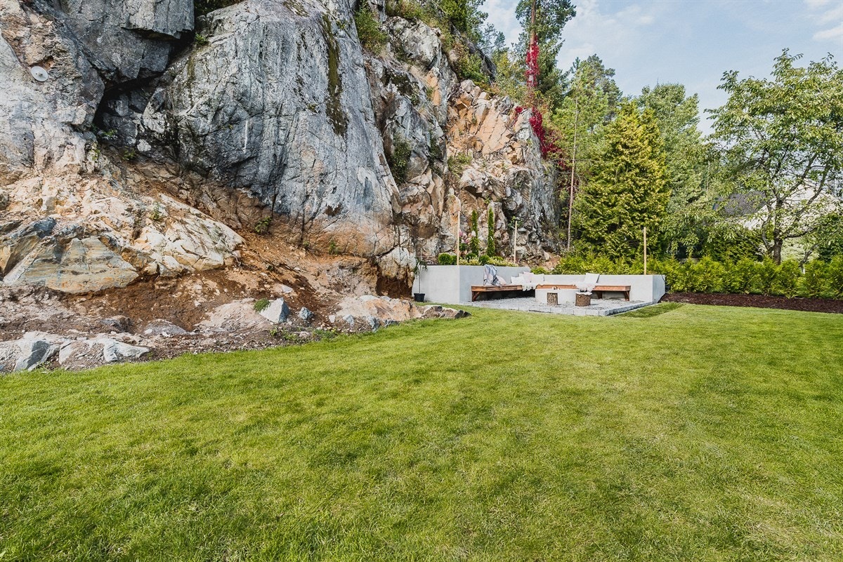 I hagen på baksiden er det anlagt en mer skjermet og intim uteplass. Galleribilde