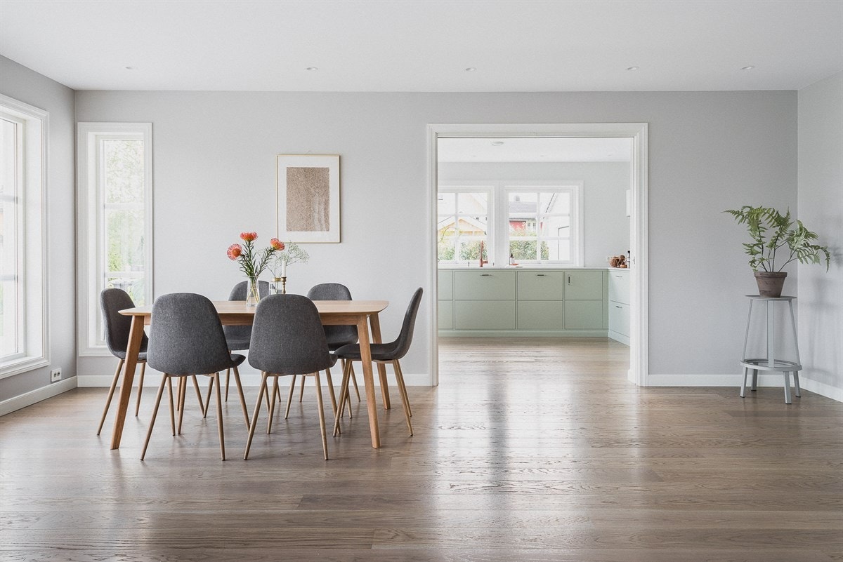 Det er klargjort for to taklamper over spisebordet og én over stuebordet, men ikke boret gjennom slik at eksakt posisjon kan velges etter eget ønske. Galleribilde