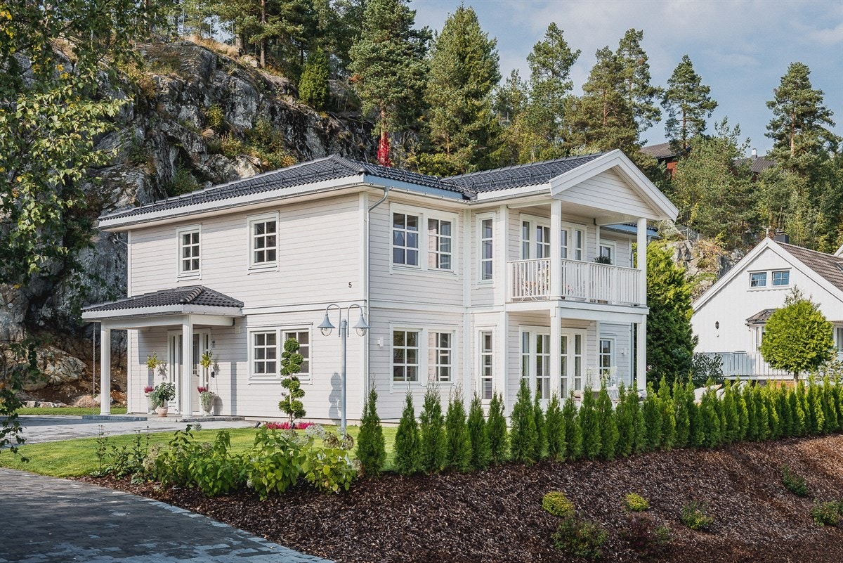 Dette er en innholdsrik og vakker enebolig fra 2015 med klassisk stilpreg og et betydelig påkostet interiør. Galleribilde