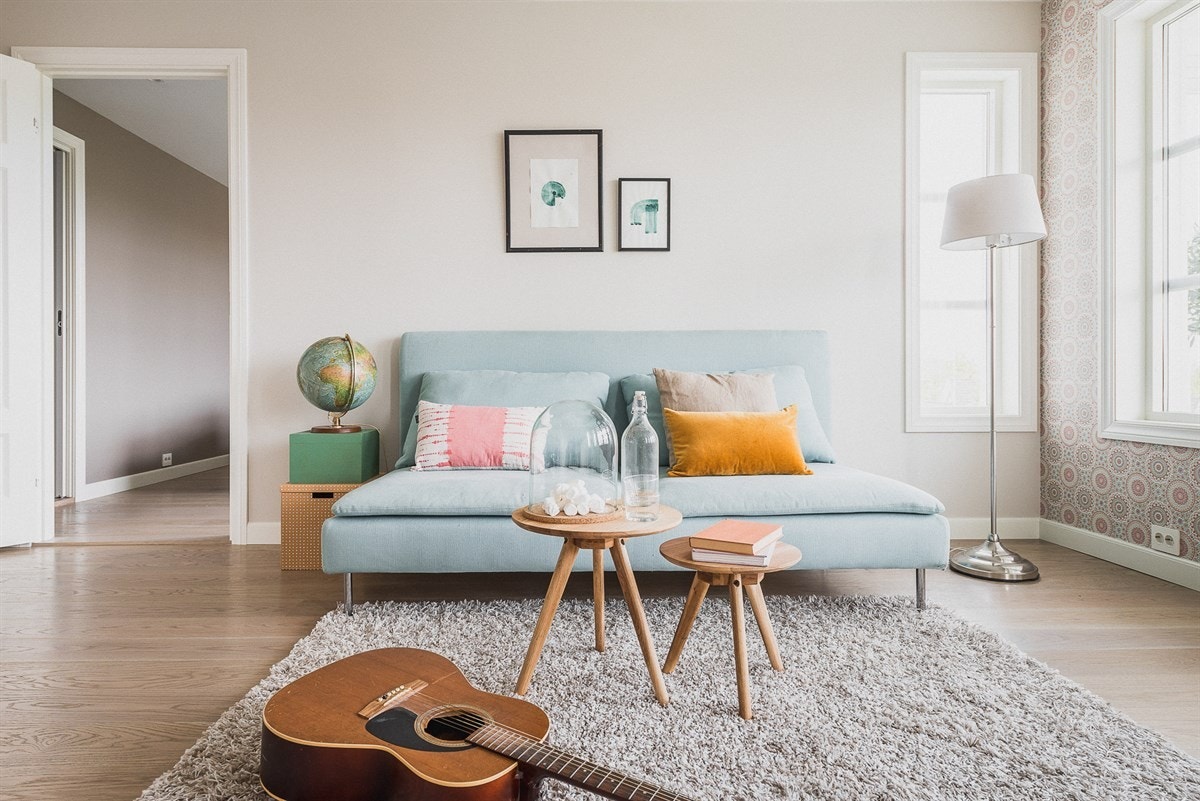 Loftstuen har også et helt eget uttrykk av dekorative elementer som to Vita eos fjærlamper under himlingen og en fondvegg med Mizo tapet fra Jubileums-kolleksjonen til Borås tapeter. Galleribilde