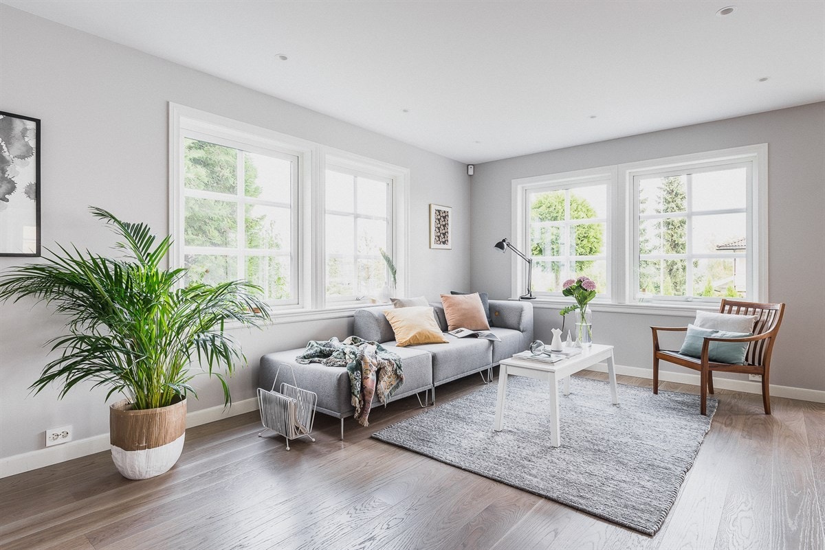 Stuen er lys og romslig med gode vindusflater som slipper inn rikelig med solys. Galleribilde