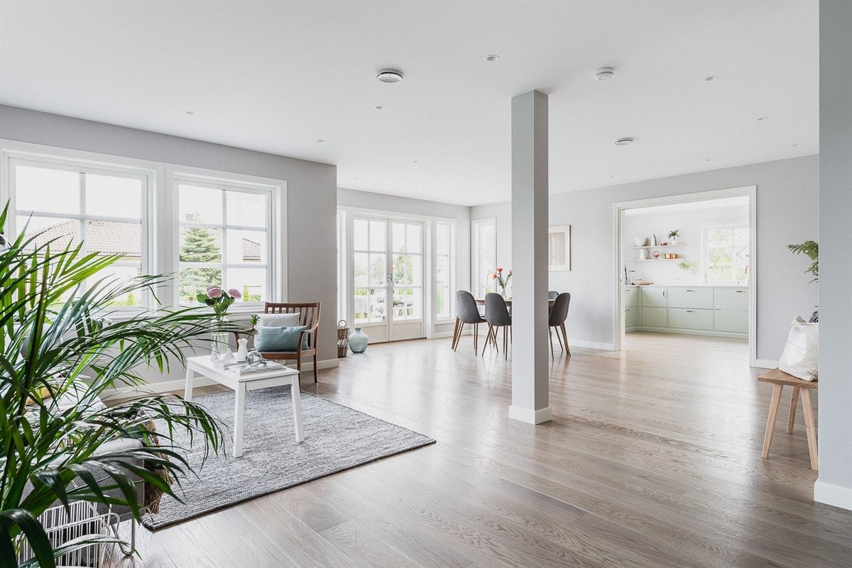 Det er lagt vannbåren gulvvarme i alle rom for energieffektiv og behagelig varme, spesielt for barna som ofte leker på gulvene. Galleribilde