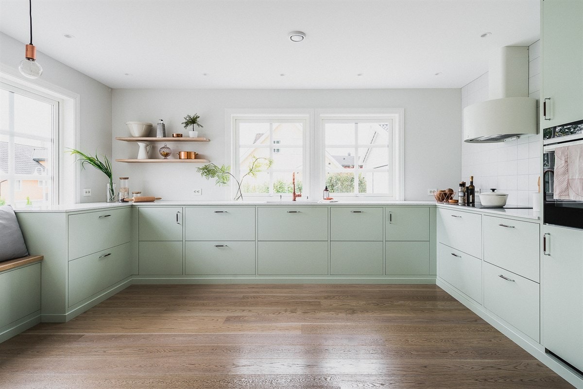 Kjøkkenet er påkostet med en litt annerledes, klassisk innredning fra Drømmekjøkkenet med glatte fronter i lindblomstgrønn - en myk og innbydende farge som speiler de tidsaktuelle interiørtrendene. Galleribilde