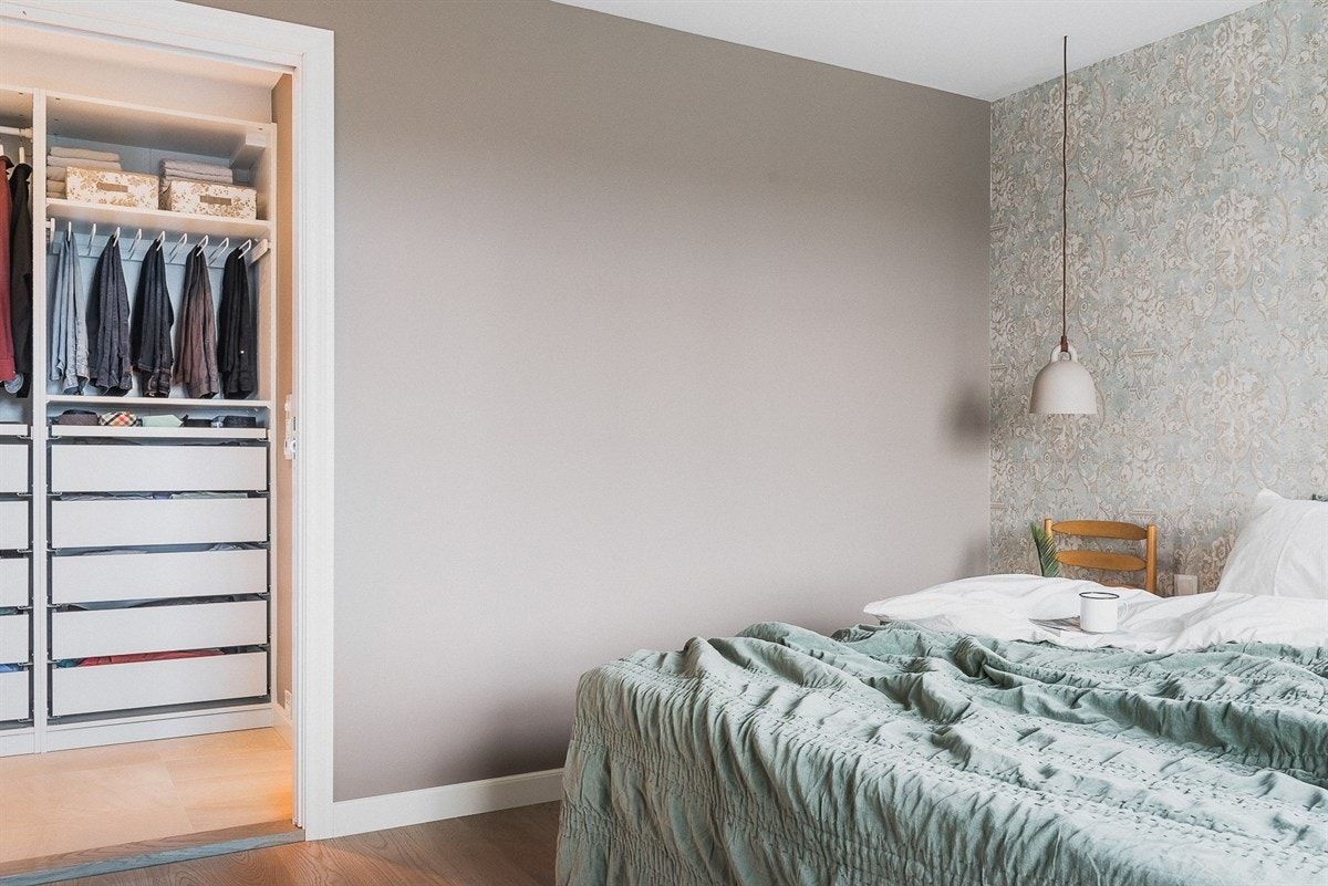 Fra hovedsoverommet er direkte akomst til et fantastisk walk-in closet Galleribilde