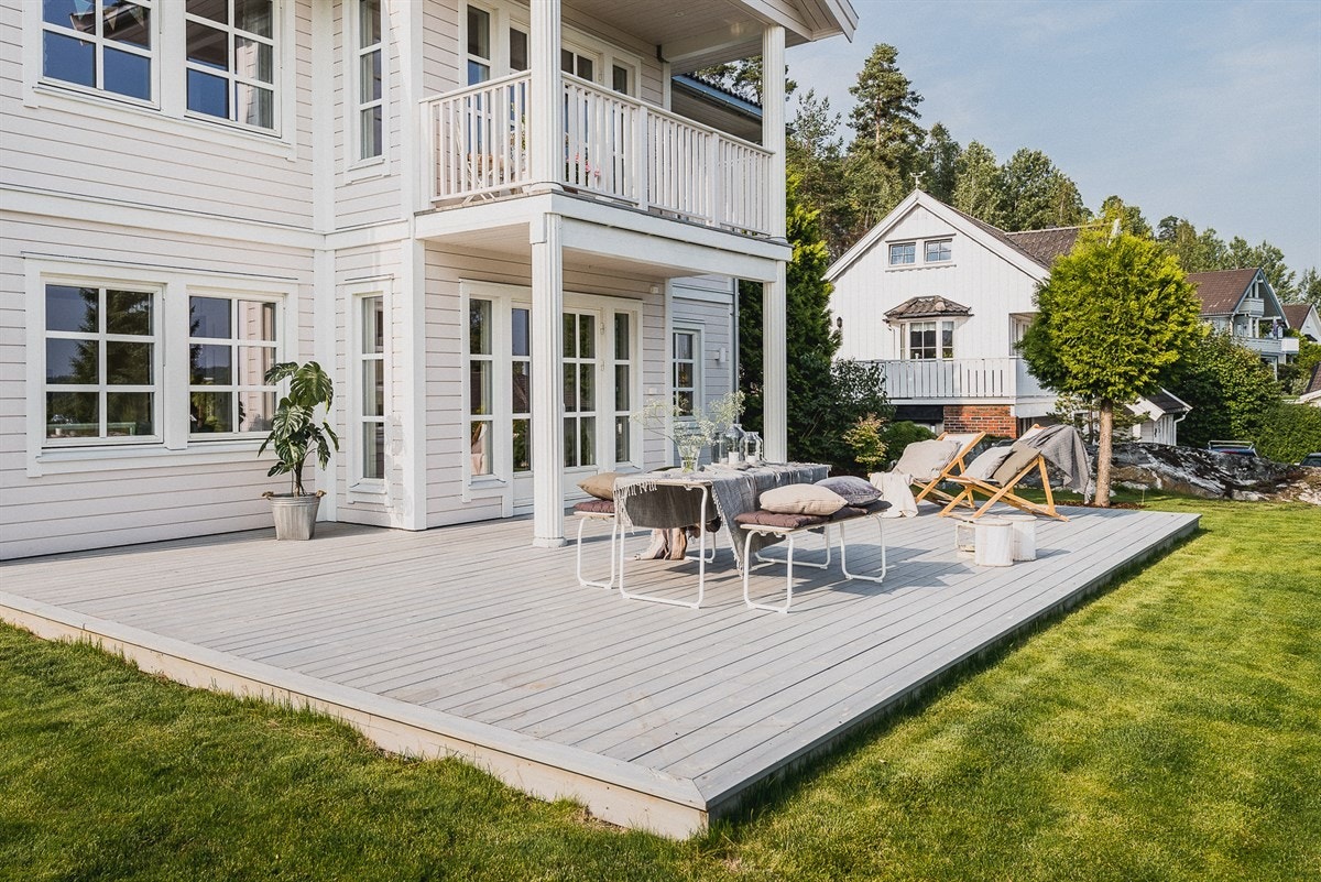 Tomten er velstelt og pent opparbediet med en deilig hage som inkluderer flere ulike soner for opphold i friluft. Galleribilde