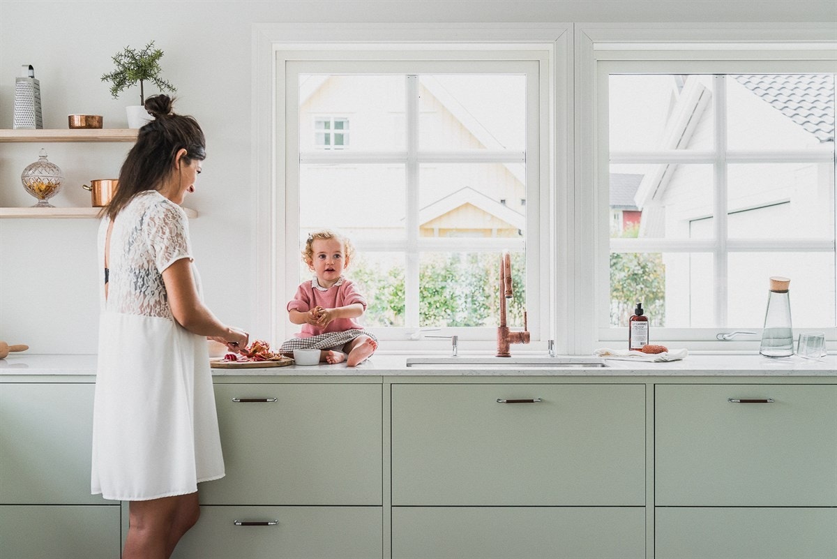 Håndtakene er i myk lær, og benkeplatene i hvit kompositt med smal profil og marmor-imiterende mønster. Galleribilde