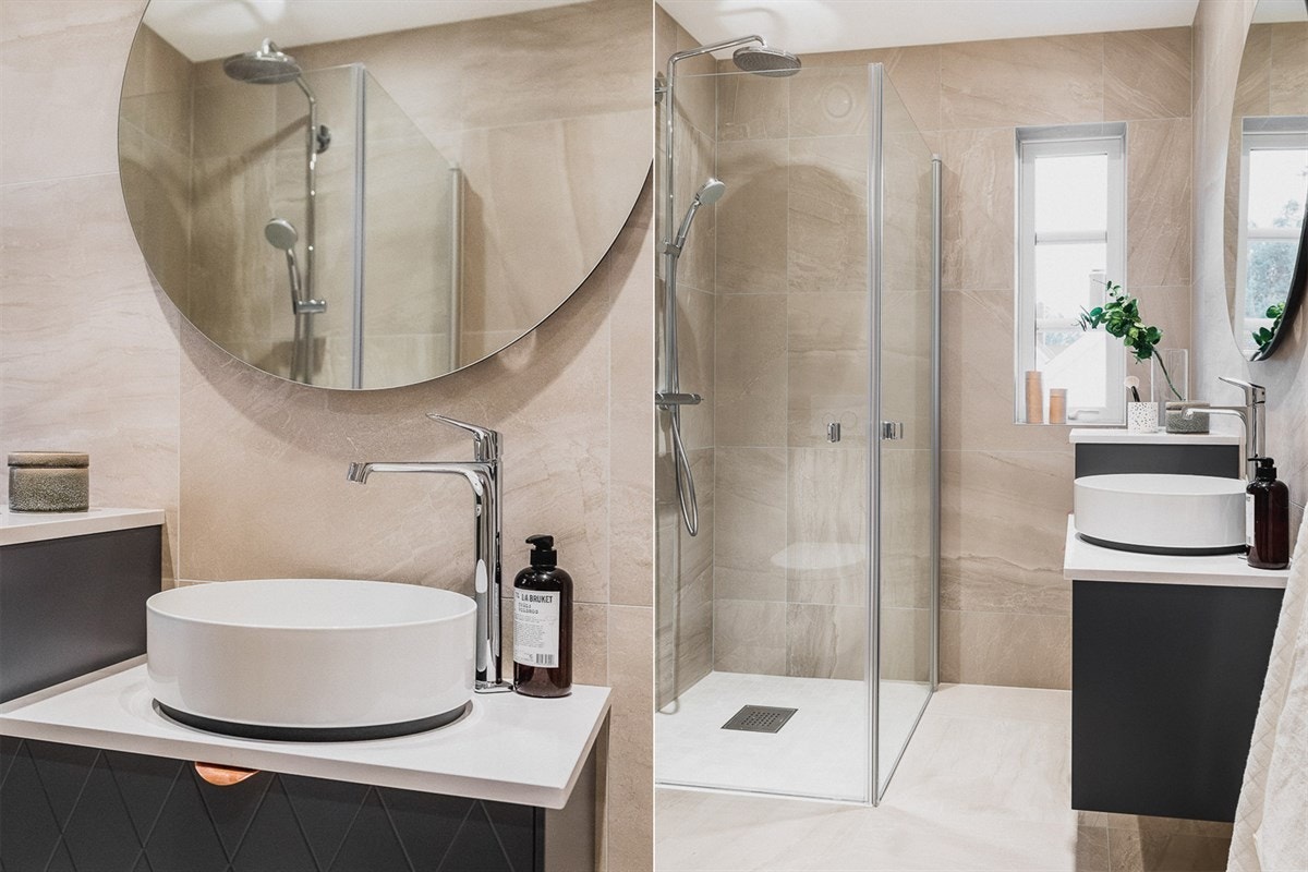 Her starter du dagene i delikate omgivelser, og klærne oppbevarer du lett tilgjengelig i garderobens omfangsrike innredning av skuffer, åpne hyller og skap. Galleribilde