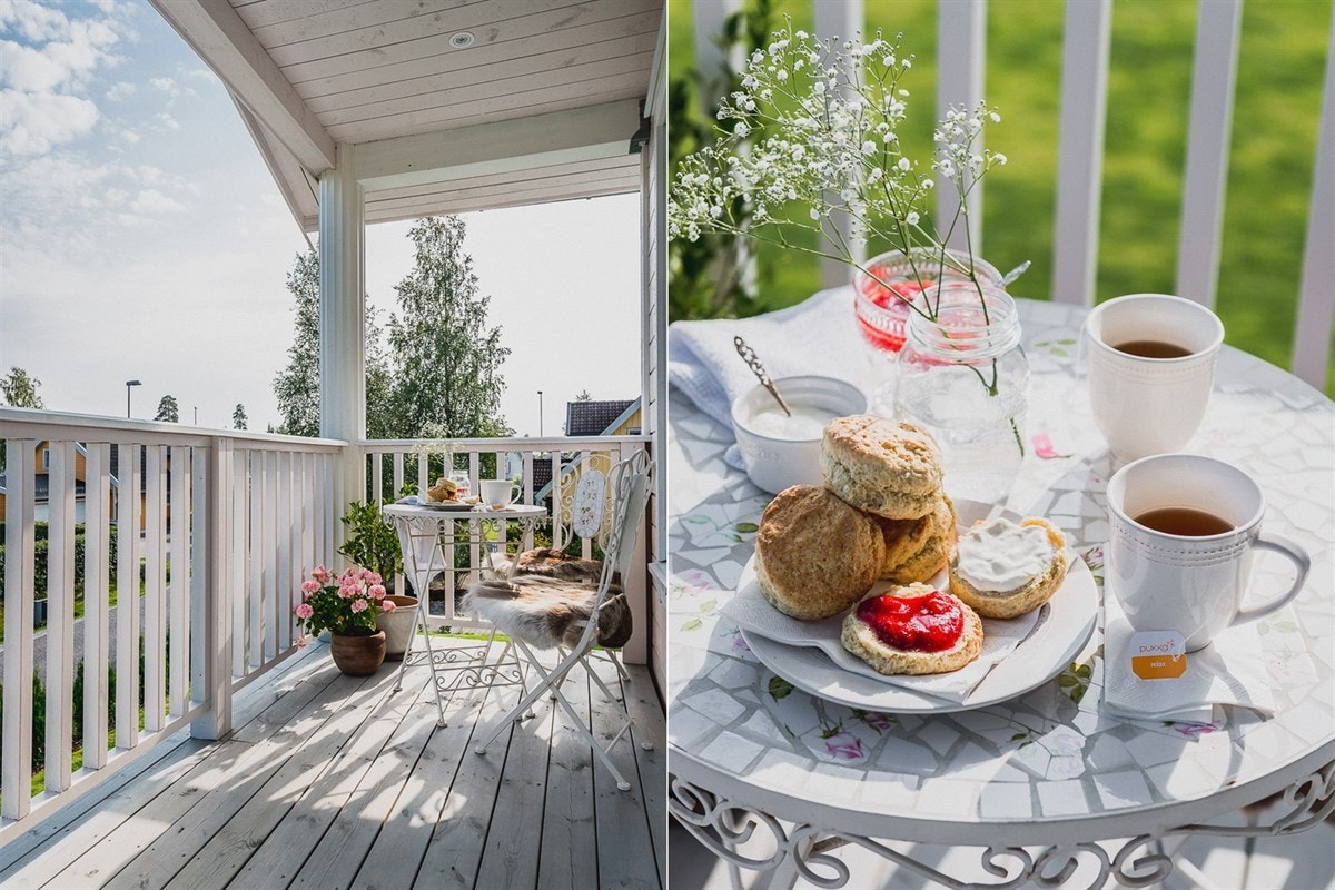 Fra loftstuen kan du gå videre ut til balkongen som byr på fint utsyn over hustakene i nabolaget og oppleves både luftig og godt skjermet med tak over. Galleribilde