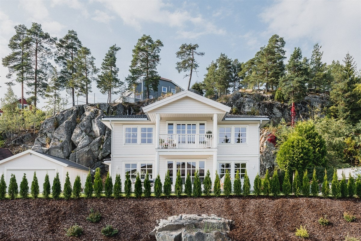 Huset har en hevet posisjon over gaten og har dermed fint utsyn over de nærmeste omgivelsene. Galleribilde