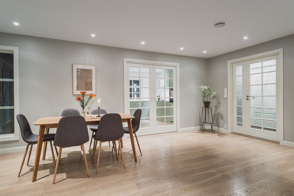 Doble skyvedører mot kjøkkenet gir deg mulighet til å stenge av i forbindelse med matlaging. Galleribilde