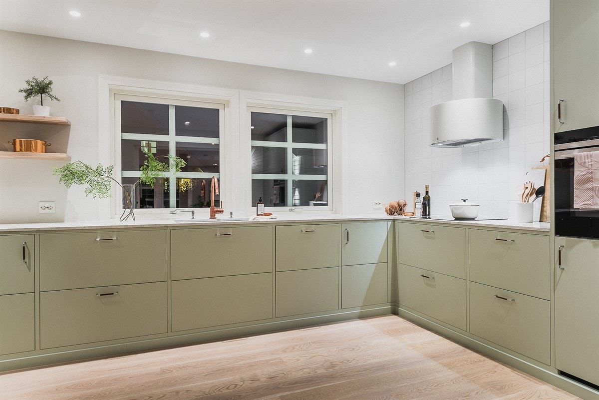 Kjøkkenet er bruksvennlig utformet med blant annet en ekstra bred 70 cm. servant fra Blanco og Tapwell blandebatteri med uttrekkbar slange, samt en plassbesparende kombinert stekeovn og mikrobølgeovn i hendig arbeidshøyde. Galleribilde