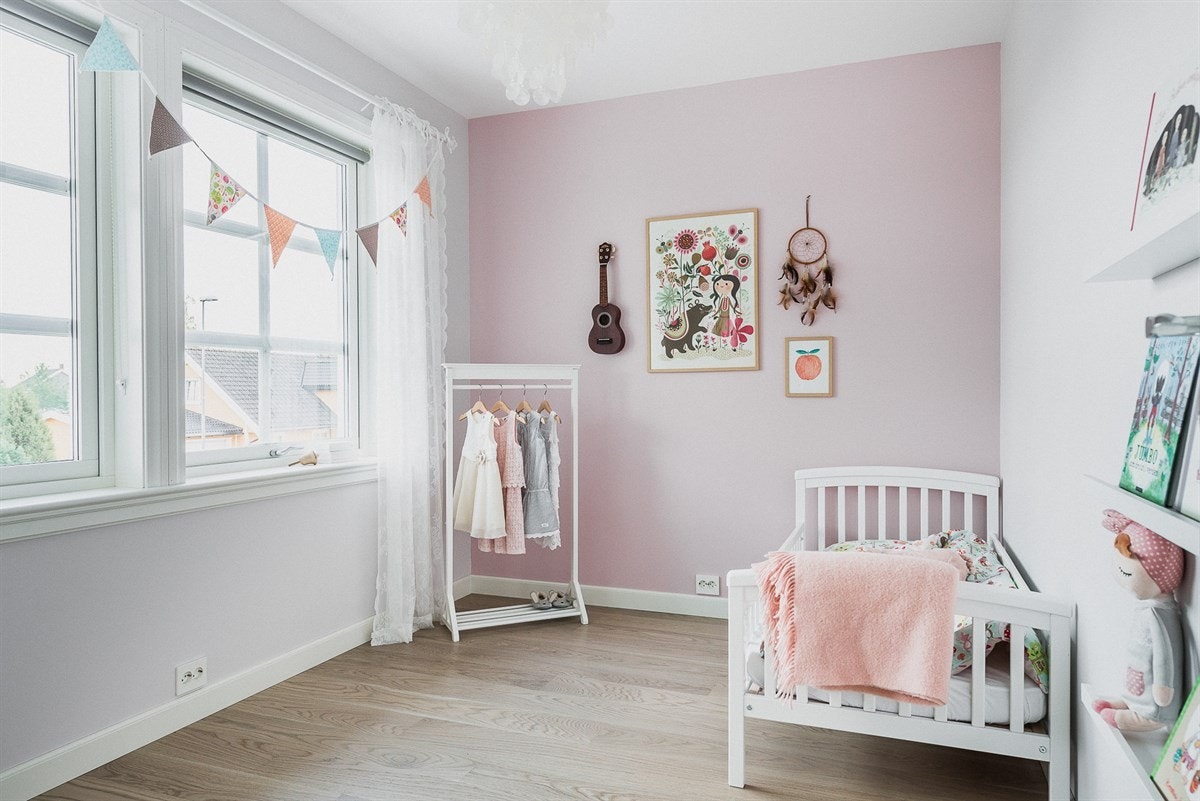 To av soverommene er tilnærmet identiske og gode barnerom på like over 8 kvadratmeter. Galleribilde