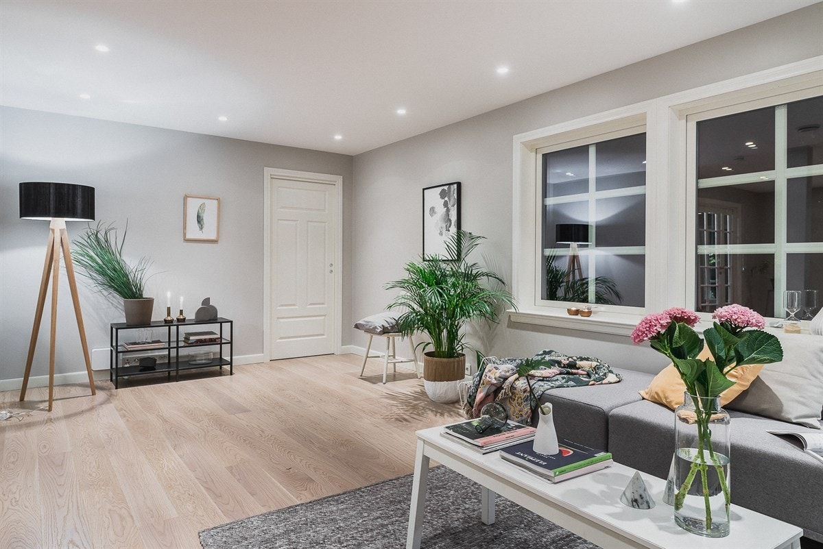 Himlingene både i stuen, kjøkkenet og flere andre rom er påkostet med utstrakt bruk av innfelt belysning som skaper en dekorativ effekt, spesielt etter mørkets frembrudd. Galleribilde