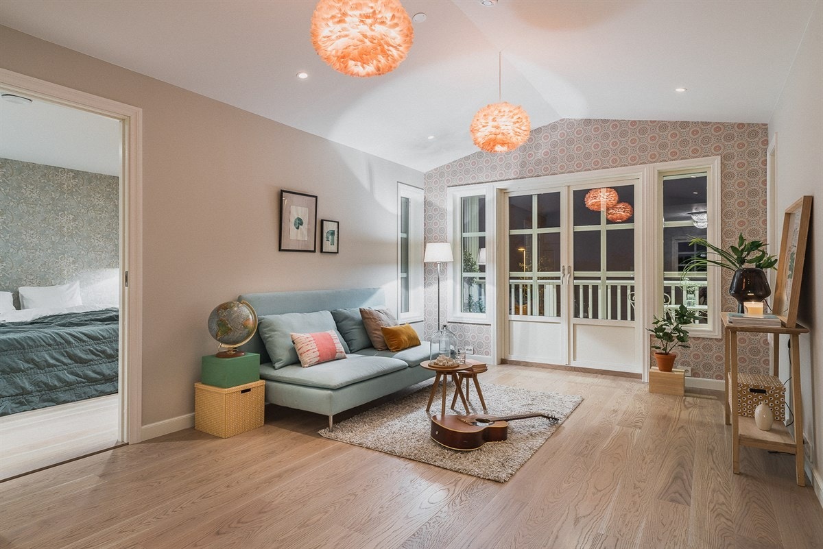 Loftstuen er mere tilbaketrukket, der himlingen er trukket opp i full mønehøyde og atmosfæren er behagelig lys av høyreiste vinduer vendt ut mot hagen. Galleribilde