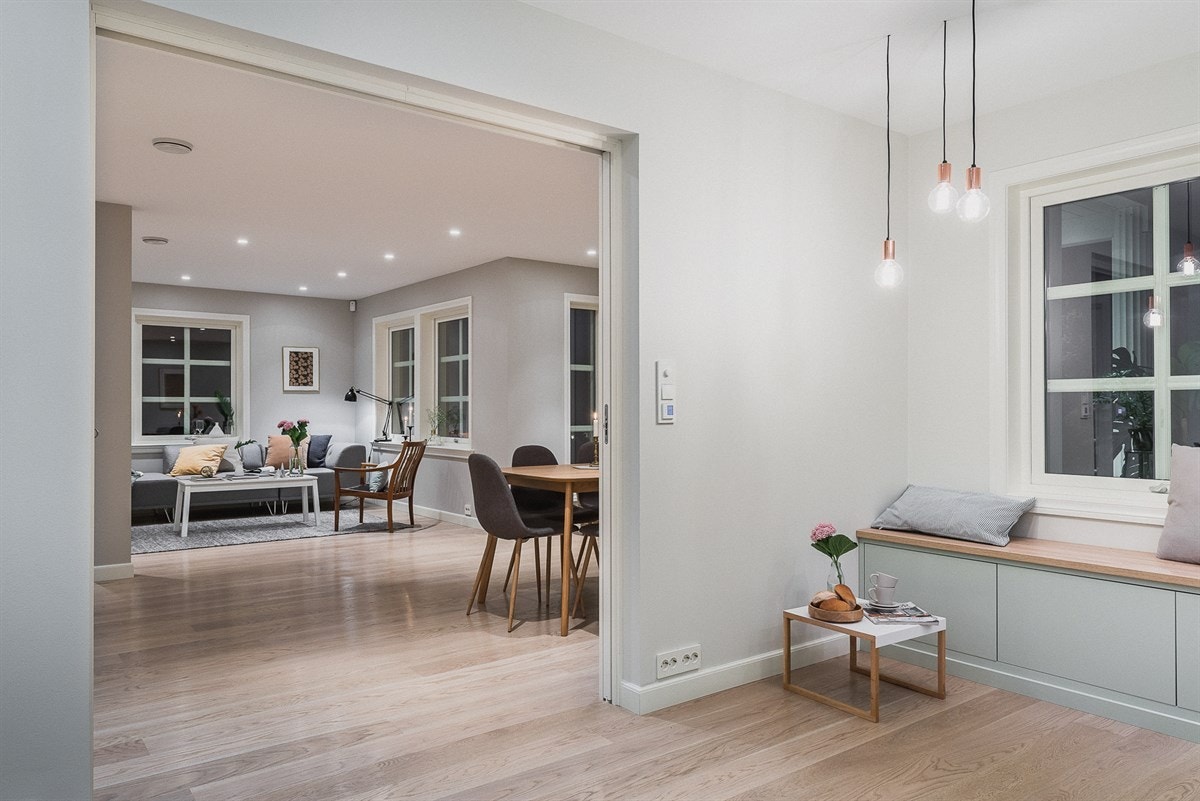 Frokostene eller en kopp god drikke kan du gjerne ta med deg til sittebenken foran kjøkkenvinduet, et fint sted å se ut mot hagen gjennom årets ulike tider. Benken fungerer fint som et individuelt møbel, men kan også være del av en sittegruppe med bord. Galleribilde