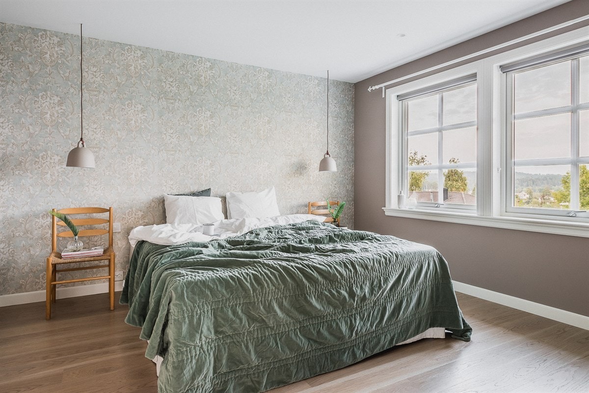 Hovedsoverommet er et fullkomment master bedroom med eget bad og en dedikert walk-in closet direkte tilknyttet. Galleribilde