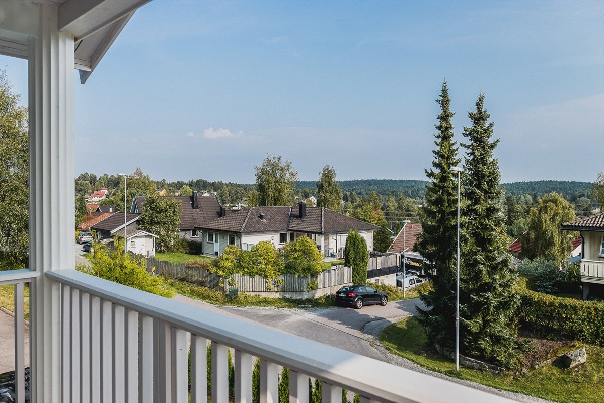 Balkongen byr på fint utsyn over hustakene i nabolaget. Galleribilde