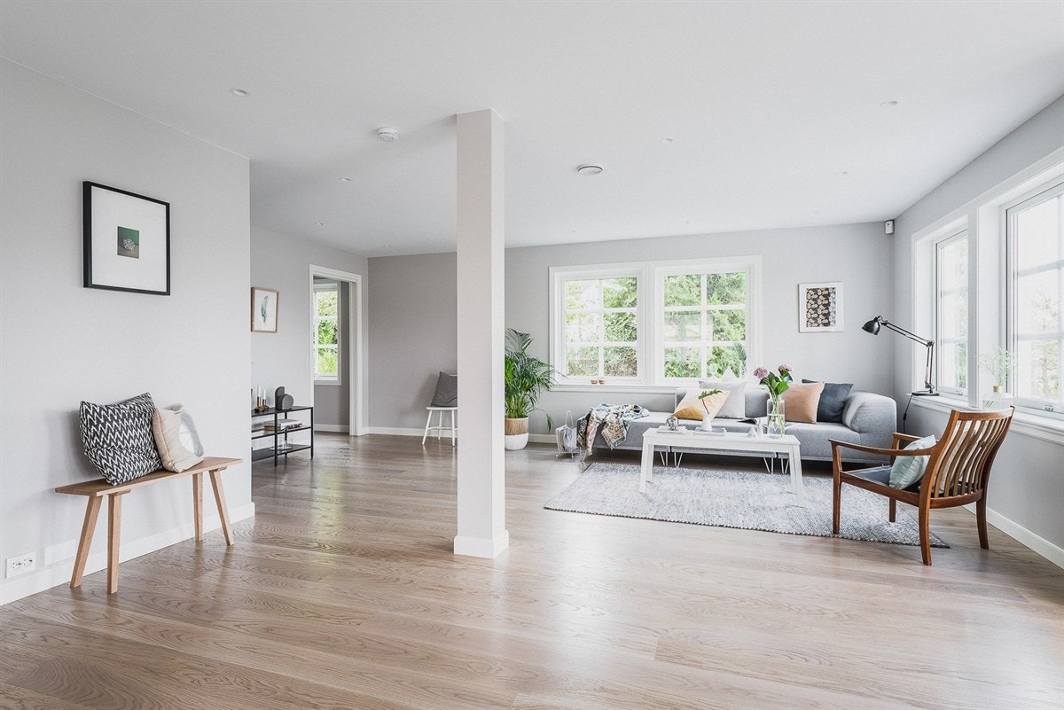 Det er klargjort for to taklamper over spisebordet og én over stuebordet. Galleribilde