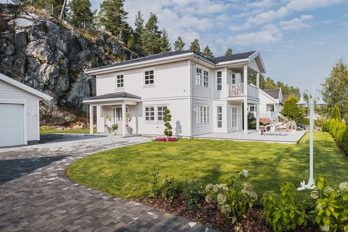 Oppkjørsel og gårdsplass med belegningsstein gir et pent og ryddig uttrykk. Galleribilde