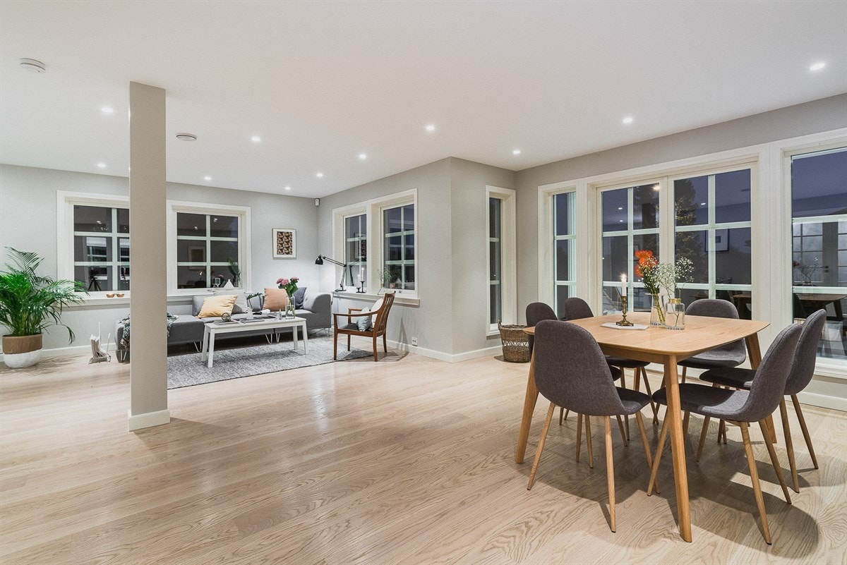 Stuen møblerer du enkelt med store møbelgrupper og sitteplass for mange. Galleribilde