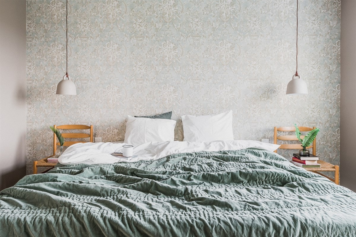 Hovedsoverommet er i likhet med ett av de øvrige og loftsstuen dekorert med tapet på én vegg, samt utstyrt med to Bell takpendler som nattbordlamper med egen bryter rett ved sengekanten. Galleribilde