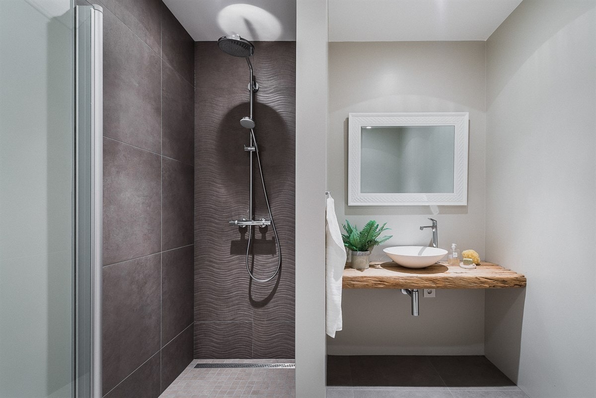 Badet i 1 etg. er betydelig påkostet med elegant innredet i et minimalistisk stilpreg med blant annet Hans Grohe armatur og Rainshower-system samt Villeroy & Boch Subway klosett. Galleribilde