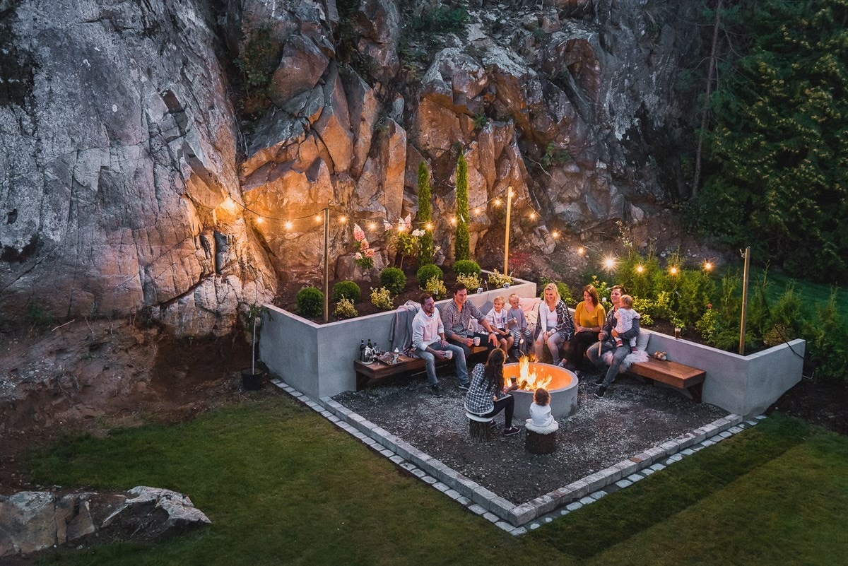 Blomsterkassene markerer også skillet mellom hagen og fjellet bakenfor på en visuelt fin måte. Galleribilde