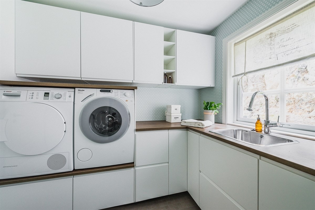 Vaskerommets omfangsrike skapinnredning byr på rikelig oppbevaringsplass og er i sin helhet fra IKEA, mens blandebatteriet er fra Hans Grohe og har uttrekkbar slange, svingbart hode og dusjhode med to stråler. Galleribilde