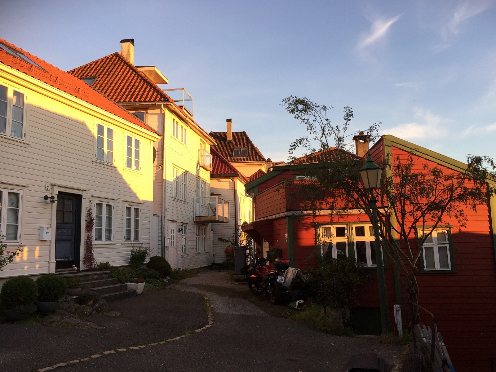 1 . etg av det høye hvite huset i midten Galleribilde