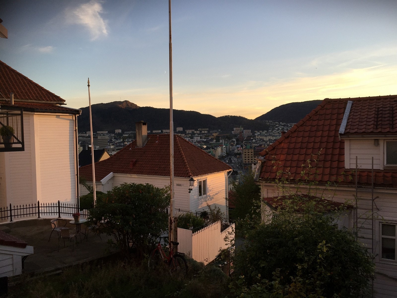 Utsikt fra leiligheten mot byen Galleribilde