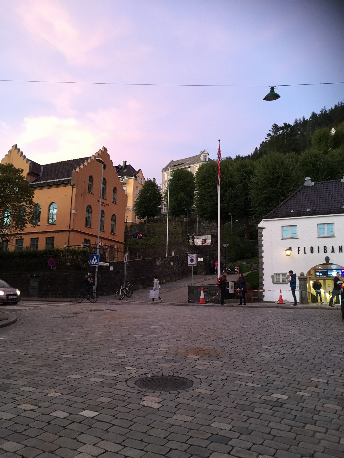 Tre min , på skrått til venstre opp fra Fløybanen Galleribilde