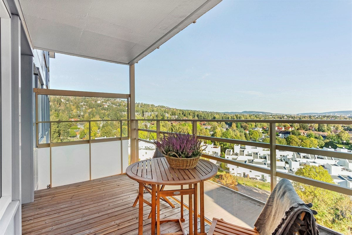 og ligger fint og skjermet til uten gjenboere og med utsikt helt til andre siden av byen. Galleribilde