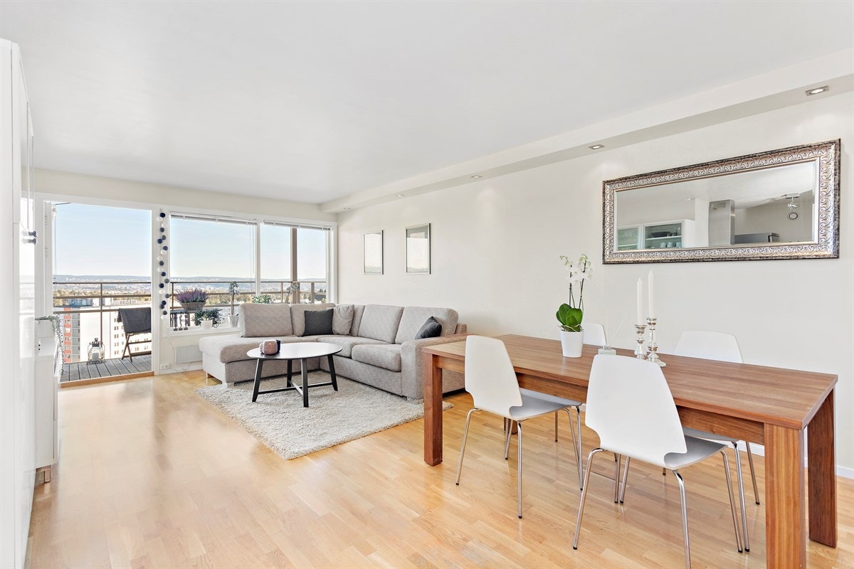 Leiligheten fremstår som lys og meget romslig, med en god og arealeffektiv planløsning. Galleribilde